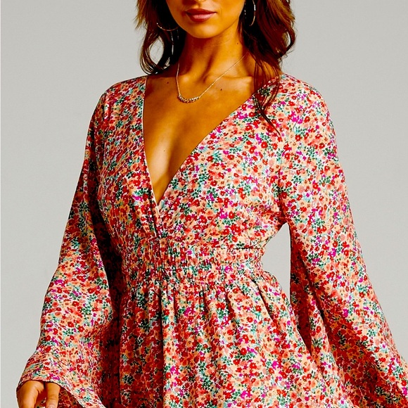 NWT Vici Mila Flared Sleeve Playsuit in White Floral Size Medium - Picture 12 of 12